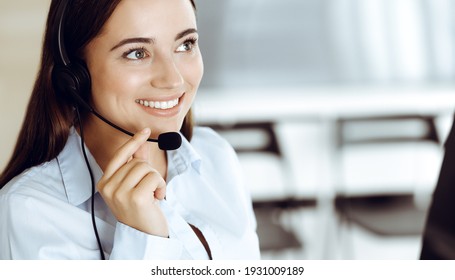 Brunette Kundenservice-Vertreterin in einer Headset ist die Beratung Kunden online. Konzept von Call Center und Business People