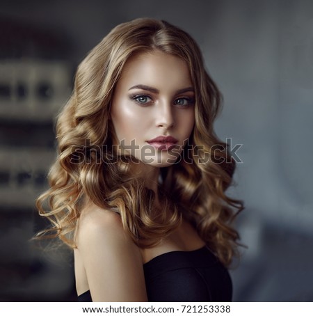 Brunette Girl Long Shiny Curly Hair Stockfoto Jetzt