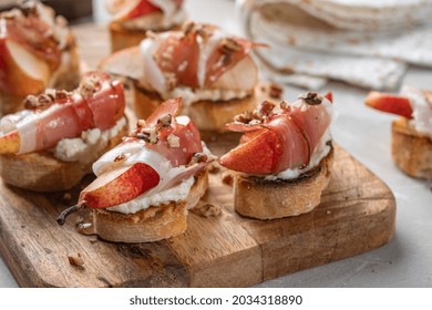 Bruschetta With Prosciutto And Pear With Blue Cheese Spread