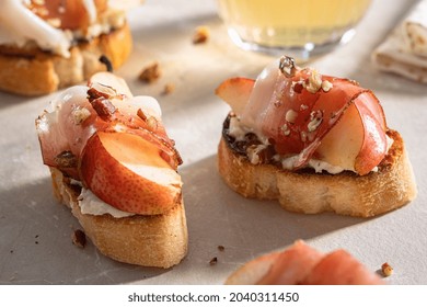 Bruschetta With Prosciutto And Pear With Blue Cheese Spread