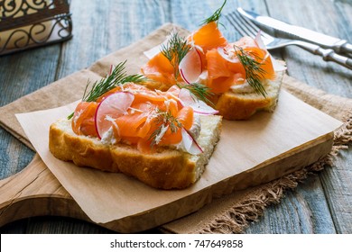 bruschetta with salmon