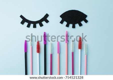 The brush lash, comb, help to keep the shape, also used in eyelash extension application