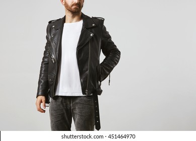 Жестокий привлекательный бородатый человек в черный джинн кожа мотоцикла куртка позы в белый пустой футболку из премиум тонкий хлопок, изолированные на белый макет