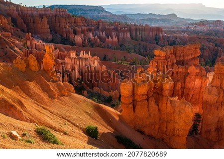 Bryce Canyon National Park, a sprawling reserve in southern Utah, USA, is known for crimson-colored hoodoos, which are spire-shaped rock formations 商業照片 © 