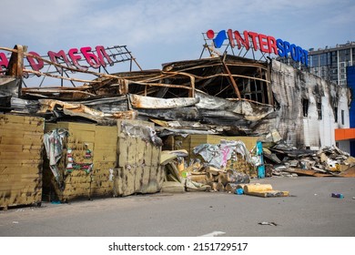 Region Bucha, Kiew, Ukraine - 22.04.2022: Chaos und Zerstörung auf den Straßen von Bucha infolge des Angriffs russischer Invasoren. Krieg in der Ukraine.