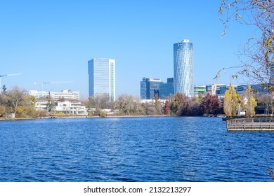 Bucharest, Romania, 21 November 2021: Landscape With Trees And The Lake In Floreasca Park (Parcul Floreasca), In Bucharest, Romania, In A Sunny Autumn Day With White Clouds And Blue Sky