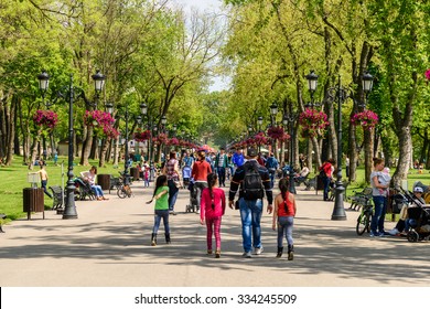 BUCHAREST, ROMANIA - AUGUST 10, 2015: People Taking A Walk On Hot Summer Day In Mogosoaia Public Park.