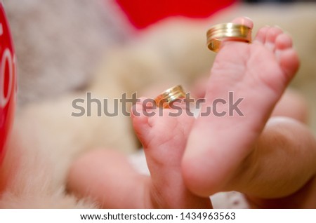 buchet de nunta asortat cu lumanari si verighete Imagine de stoc © 