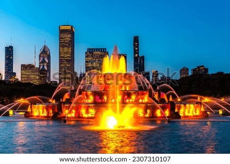 Buckingham Fountain at night in Chicago, USA
