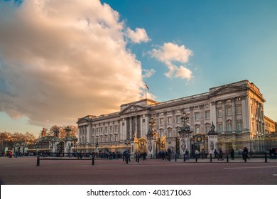 Buckingham palace in the evening