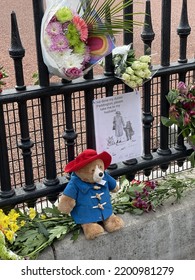 Buckingham Palace, London, UK - September, 12, 2022: A Thank You Letter To The Queen And A Small Paddington Bear Toy In Memory Of Her Majesty, Elizabeth II Outside Buckingham Palace. 