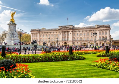 Buckingham Palace and Victoria Memorial at spring time.