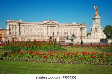 Buckingham Palace and Victoria Memorial at spring time.