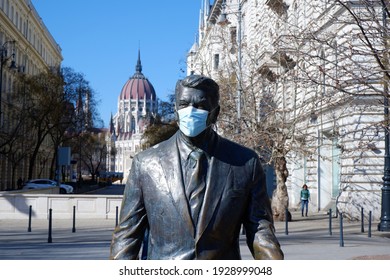 Budapest, Hungary - March 4, 2021: Life Size Ronald Reagan Statue In Face Mask In Front Of The Hungarian Parliament