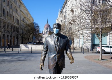 Budapest, Hungary - March 4, 2021: Life Size Ronald Reagan Statue In Face Mask In Front Of The Hungarian Parliament