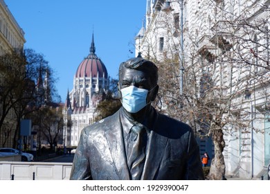 Budapest, Hungary - March 4, 2021: Life Size Ronald Reagan Statue In Face Mask In Front Of The Hungarian Parliament