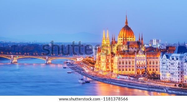 Budapest Hungría Vista Nocturna Sobre El Edificio Del Parlamento Sobre El Delta Del Río Danubio 6707