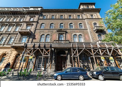 Budapest, Hungary - October 01, 2019: Budapest Streets And Beautiful Buildings. Andrassy Avenue (Hungarian: Andrássy út) Is A Boulevard In Budapest, Hungary, Dating Back To 1872.