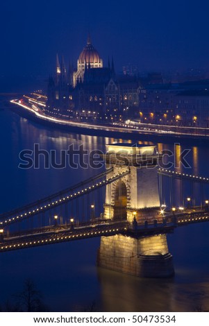 Foto Bild Nachtmalerei der Donau, die durch Budapest fließt.