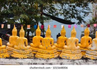 The Buddha was put in a row.
