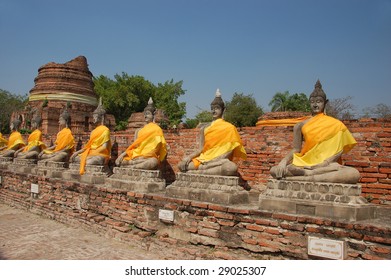 Buddhas in a row
