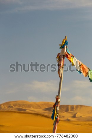 buddhistische banner auf dem badainsee miao, china