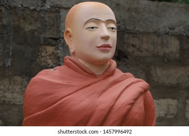 Buddhist Monks/ Bhikkhu / Friar, Praying Sculpture, Buddha, Asia, Sri Lanka 