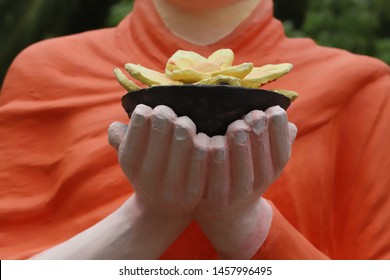 Buddhist Monks/ Bhikkhu / Friar, Praying Sculpture, Buddha, Asia, Sri Lanka 