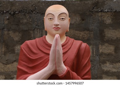 Buddhist Monks/ Bhikkhu / Friar, Praying Sculpture, Buddha, Asia, Sri Lanka 