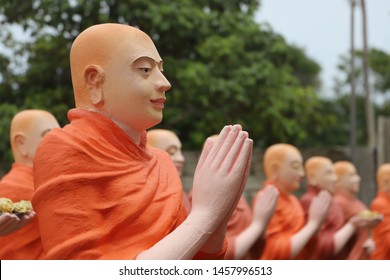 Buddhist Monks/ Bhikkhu / Friar, Praying Sculpture, Buddha, Asia, Sri Lanka 