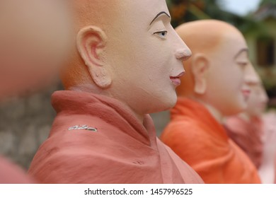 Buddhist Monks/ Bhikkhu / Friar, Praying Sculpture, Buddha, Asia, Sri Lanka 