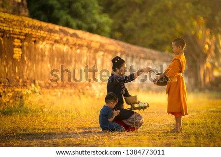 Buddhists are making merit according to the principles of Buddhism in the morning, bringing food to the monks whose monks will bless.