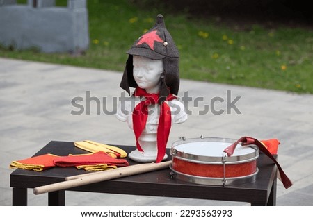 Budyonovka on a mannequin, a drum and a red tie, a symbol of the pioneers.