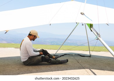 Build And Hang-gliding From Above Delta Wing