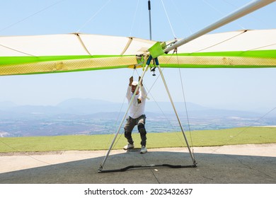 Build And Hang-gliding From Above Delta Wing