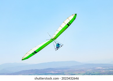 Build And Hang-gliding From Above Delta Wing