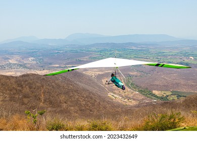 Build And Hang-gliding From Above Delta Wing