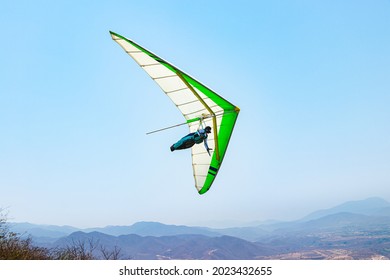 Build And Hang-gliding From Above Delta Wing