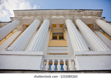 building with columns bottom view