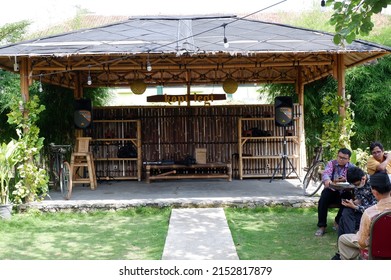 Building Construction Of Bamboo In Kopi Legi Resto. May 6, 2022, Yogyakarta, Indonesia, Restoran Dengan Bentuk Rumah Bambu Tradisional Jawa, Terbuka Dengan Kursi Kursi Kayu Terlihat Menarik Dan Luas