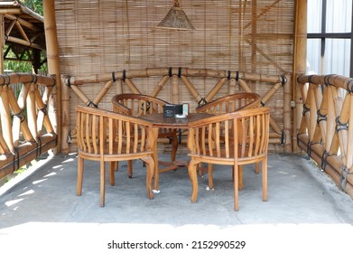 Building Construction Of Bamboo In Kopi Legi Resto. May 6, 2022, Yogyakarta, Indonesia, Restoran Dengan Bentuk Rumah Bambu Tradisional Jawa, Terbuka Dengan Kursi Kursi Kayu Terlihat Menarik Dan Luas