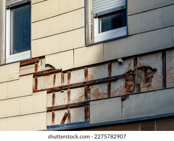 Building damage to a wall cladding made of asbestos on an old building