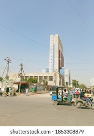 The Building Of Iba Behind A Busy Road   - Karachi Pakistan - Nov 2020