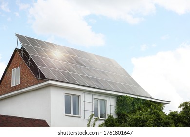 Gebäude mit installierten Solarzellen auf dem Dach. Alternative Energiequelle