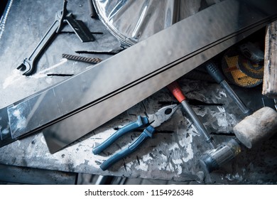 Building and measuring tools for metal processing and circles.