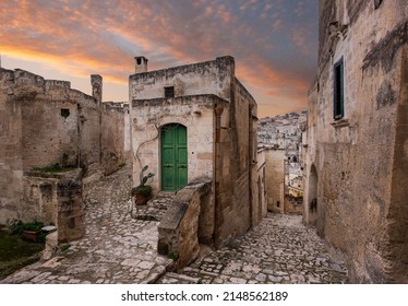 Building in the old town of Matera, Basilicata, Southern Italy at sunset(Sassi di Matera)
