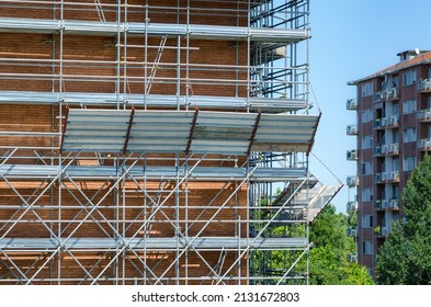 buildings: scaffolding under construction, checked in every detail, for the safety of workers at work. All in galvanized steel: stone guards, uprights, joints and walkway.