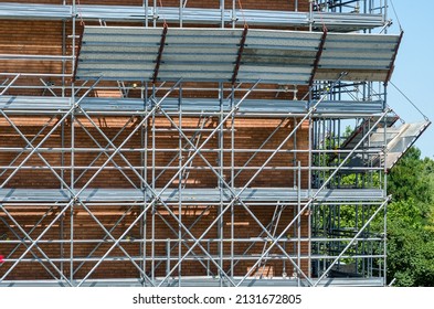 buildings: scaffolding under construction, checked in every detail, for the safety of workers at work. All in galvanized steel: stone guards, uprights, joints and walkway.