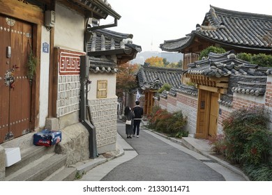 Bukchon-ro 11-gil, Jongno-gu, Seoul, South Korea.2021.11.06.People tour the streets of Hanok Village.