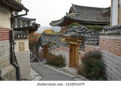 Bukchon-ro 11-gil, Jongno-gu, Seoul, South Korea.2021.11.06.People tour the streets of Hanok Village.
